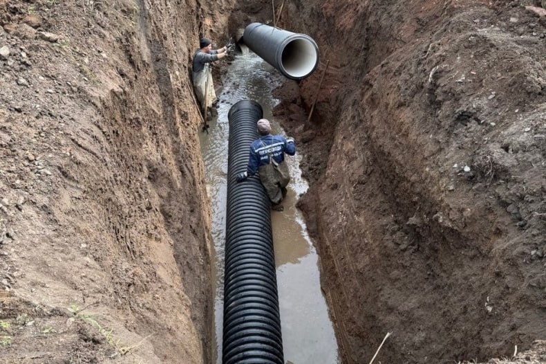 Специалисты Свердловского департамента ГУП ЛНР «Лугансквода» провели замену аварийного участка канализационного коллектора