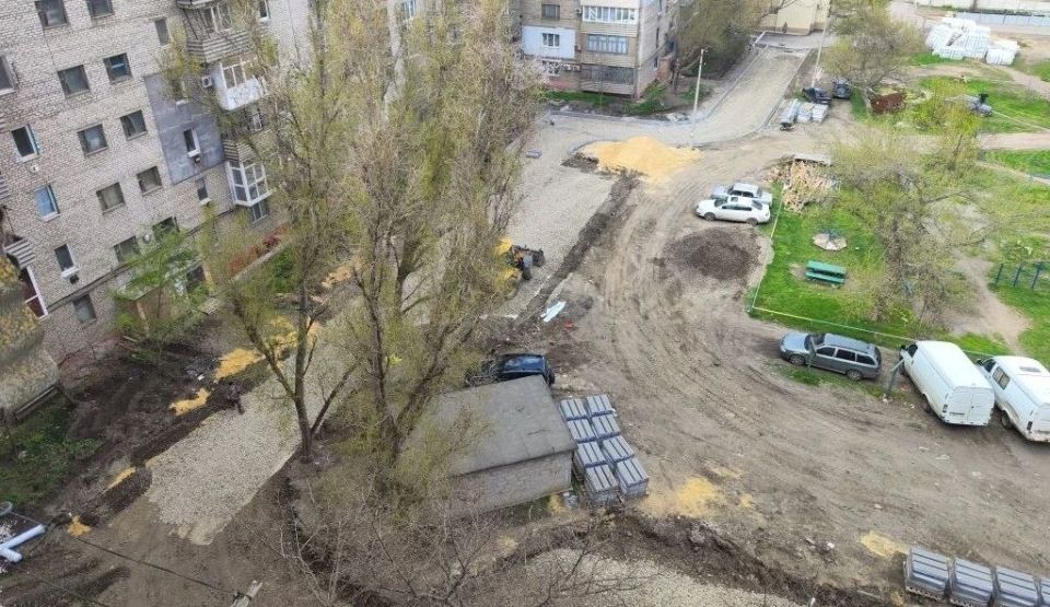 Во дворе на улице Артёма появятся не только новая дорога и тротуары, но и зоны для парковок Во дворе на улице Артёма появятся не только новая дорога и тротуары, но и зоны для парковок