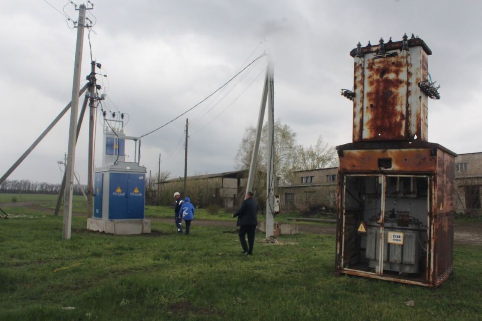 Активисты Славяносербского отделения «Единой России» познакомились с ходом работ по восстановлению электросетевого хозяйства в селе Веселая Гора, которые в рамках Народной программы ведет шефский регион Алтайский край Активисты Славяносербского отделения «Единой России» познакомились с ходом работ по восстановлению электросетевого хозяйства в селе Веселая Гора, которые в рамках Народной программы ведет шефский регион Алтайский край