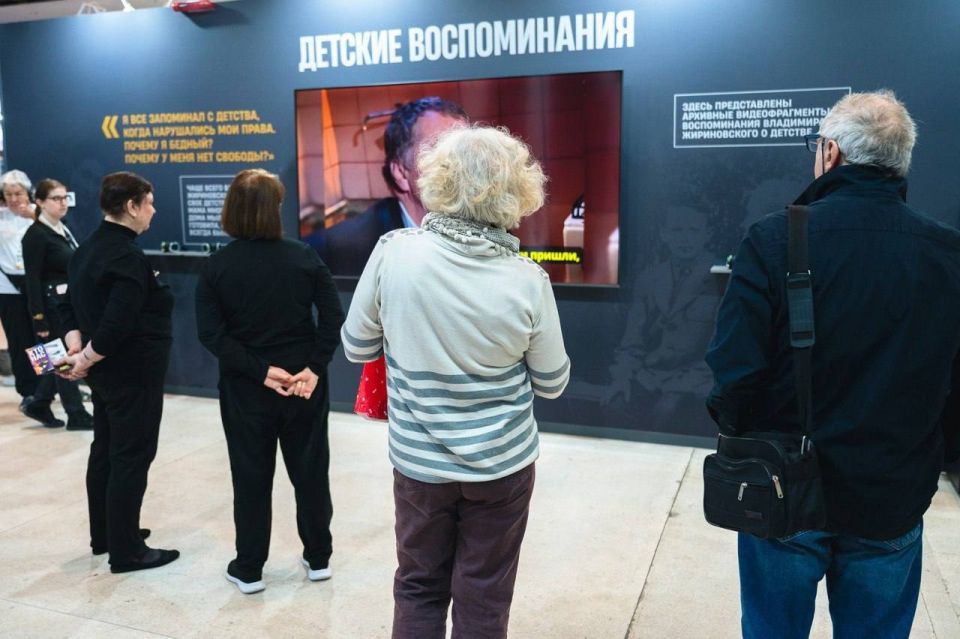 Внимание, поезд ЛДПР отправляется: в «Манеже» открылась выставка к 80-летию Владимира Жириновского Внимание, поезд ЛДПР отправляется: в «Манеже» открылась выставка к 80-летию Владимира Жириновского