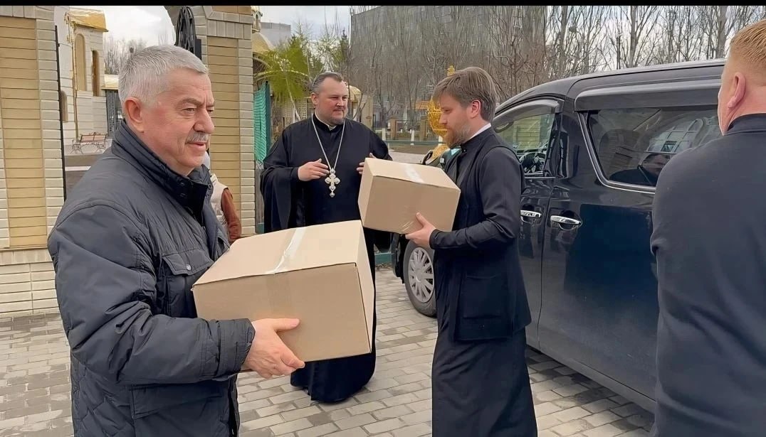 Депутат Госдумы РФ Виктор Водолацкий и первый заместитель секретаря Луганского реготделения «Единой России», депутат Народного Совета ЛНР Василий Леонов передали куличи в детские дома Луганска, военнослужащим и в дом... Депутат Госдумы РФ Виктор Водолацкий и первый заместитель секретаря Луганского реготделения «Единой России», депутат Народного Совета ЛНР Василий Леонов передали куличи в детские дома Луганска, военнослужащим и в дом...