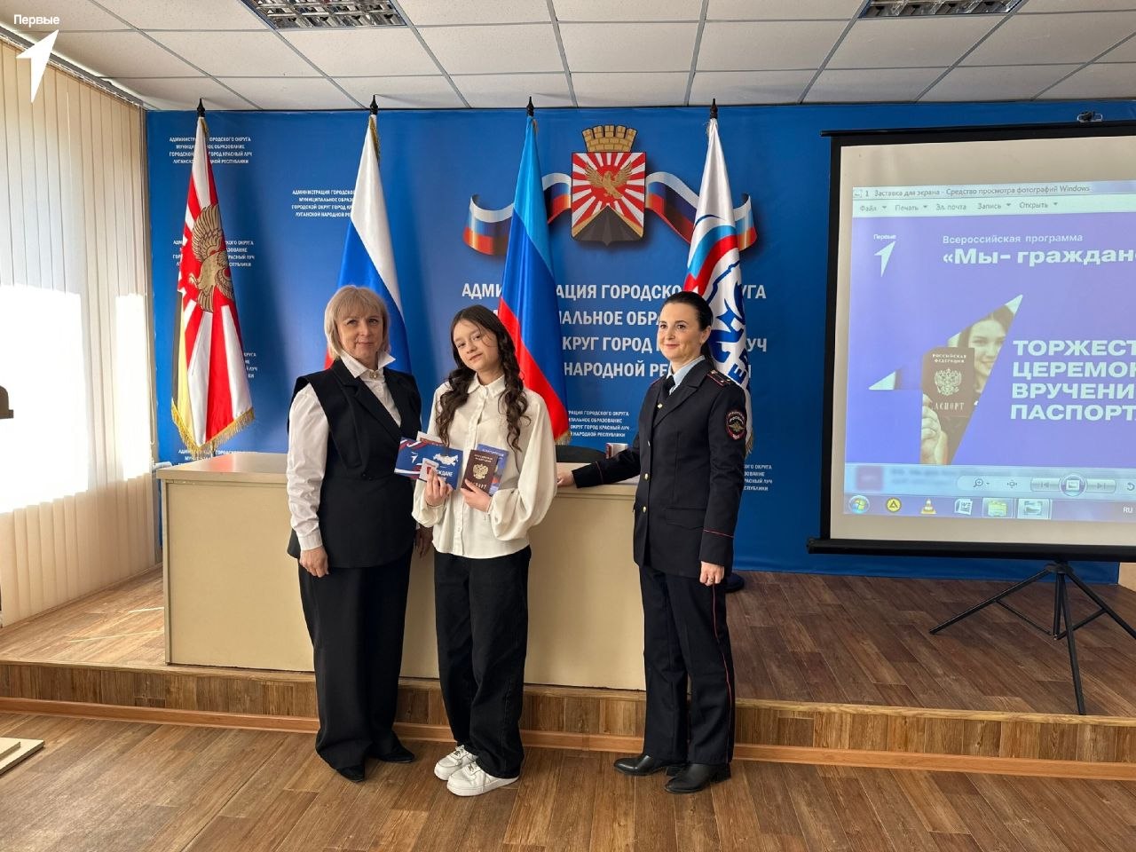 Накануне Дня космонавтики юные активисты «Движения Первых» из Красного Луча получили свои первые паспорта Накануне Дня космонавтики юные активисты «Движения Первых» из Красного Луча получили свои первые паспорта