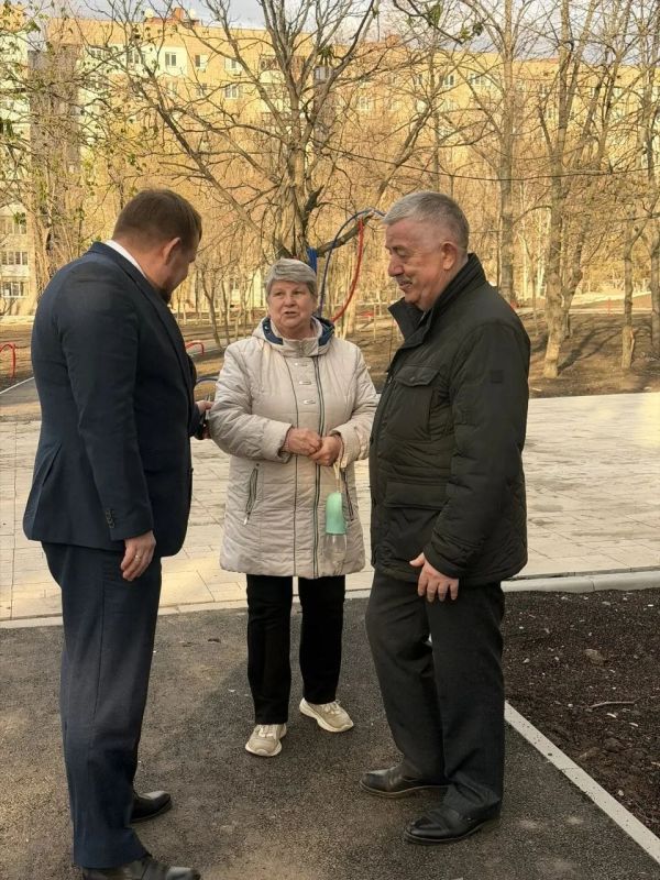 Виктор Водолацкий: Сегодня вместе с заместителем Председателя Народного Совета ЛНР Д.С. Колесниковым посетили территорию реконструируемого парка "Дружба ", расположенного на квартале Ватутина в городе Луганске Виктор Водолацкий: Сегодня вместе с заместителем Председателя Народного Совета ЛНР Д.С. Колесниковым посетили территорию реконструируемого парка "Дружба ", расположенного на квартале Ватутина в городе Луганске