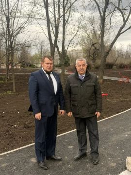 Виктор Водолацкий: Сегодня вместе с заместителем Председателя Народного Совета ЛНР Д.С. Колесниковым посетили территорию реконструируемого парка "Дружба ", расположенного на квартале Ватутина в городе Луганске