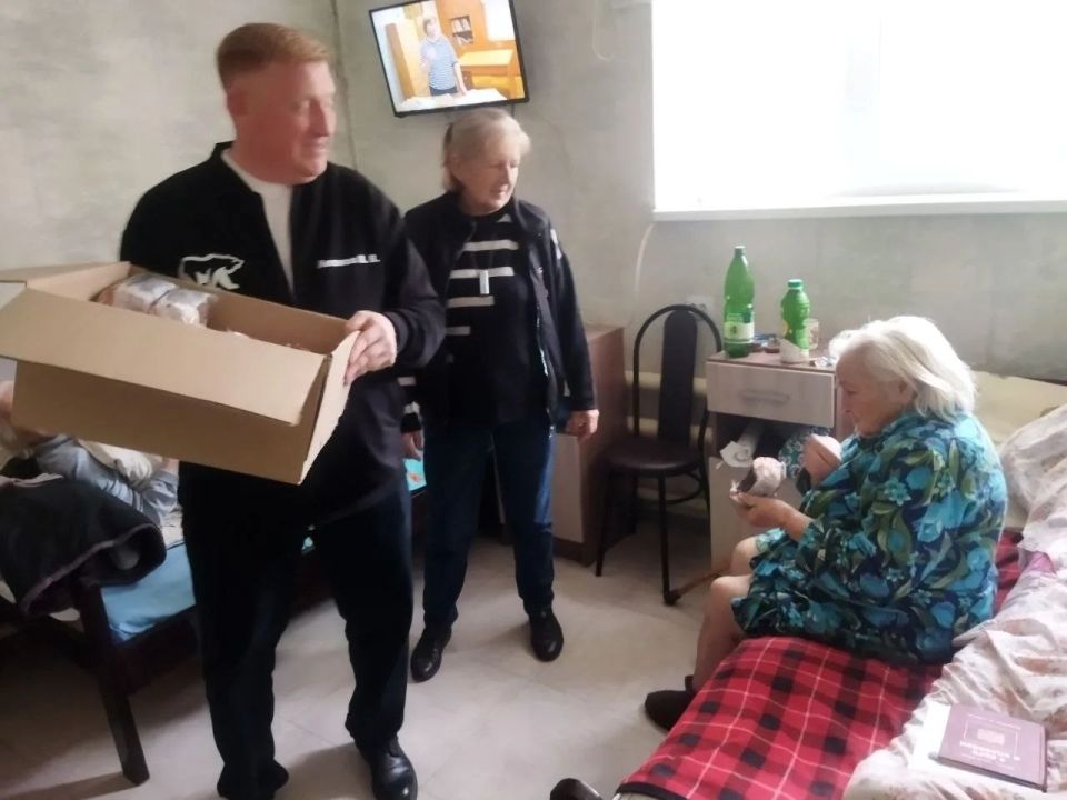 Виктор Водолацкий: Сегодня, совместно с первым заместителем Секретаря Луганского регионального отделения партии «Единая Россия», депутатом Народного Совета ЛНР В.В. Леоновым в преддверии Светлого праздника Пасхи передали... Виктор Водолацкий: Сегодня, совместно с первым заместителем Секретаря Луганского регионального отделения партии «Единая Россия», депутатом Народного Совета ЛНР В.В. Леоновым в преддверии Светлого праздника Пасхи передали...