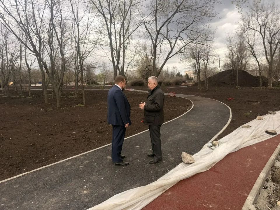 Виктор Водолацкий: Сегодня вместе с заместителем Председателя Народного Совета ЛНР Д.С. Колесниковым посетили территорию реконструируемого парка "Дружба ", расположенного на квартале Ватутина в городе Луганске Виктор Водолацкий: Сегодня вместе с заместителем Председателя Народного Совета ЛНР Д.С. Колесниковым посетили территорию реконструируемого парка "Дружба ", расположенного на квартале Ватутина в городе Луганске