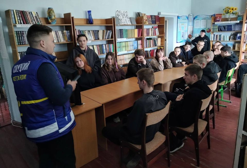 Сегодня в Первомайском колледже состоялась встреча, посвященная будущему образованию студентов Сегодня в Первомайском колледже состоялась встреча, посвященная будущему образованию студентов