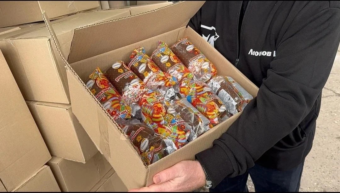 Депутат Госдумы РФ Виктор Водолацкий и первый заместитель секретаря Луганского реготделения «Единой России», депутат Народного Совета ЛНР Василий Леонов передали куличи в детские дома Луганска, военнослужащим и в дом... Депутат Госдумы РФ Виктор Водолацкий и первый заместитель секретаря Луганского реготделения «Единой России», депутат Народного Совета ЛНР Василий Леонов передали куличи в детские дома Луганска, военнослужащим и в дом...