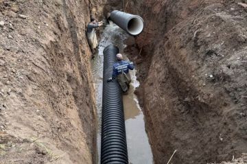 Специалисты Свердловского департамента ГУП ЛНР «Лугансквода» провели замену аварийного участка канализационного коллектора