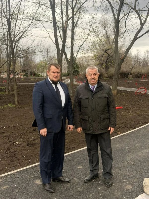 Виктор Водолацкий: Сегодня вместе с заместителем Председателя Народного Совета ЛНР Д.С. Колесниковым посетили территорию реконструируемого парка "Дружба ", расположенного на квартале Ватутина в городе Луганске