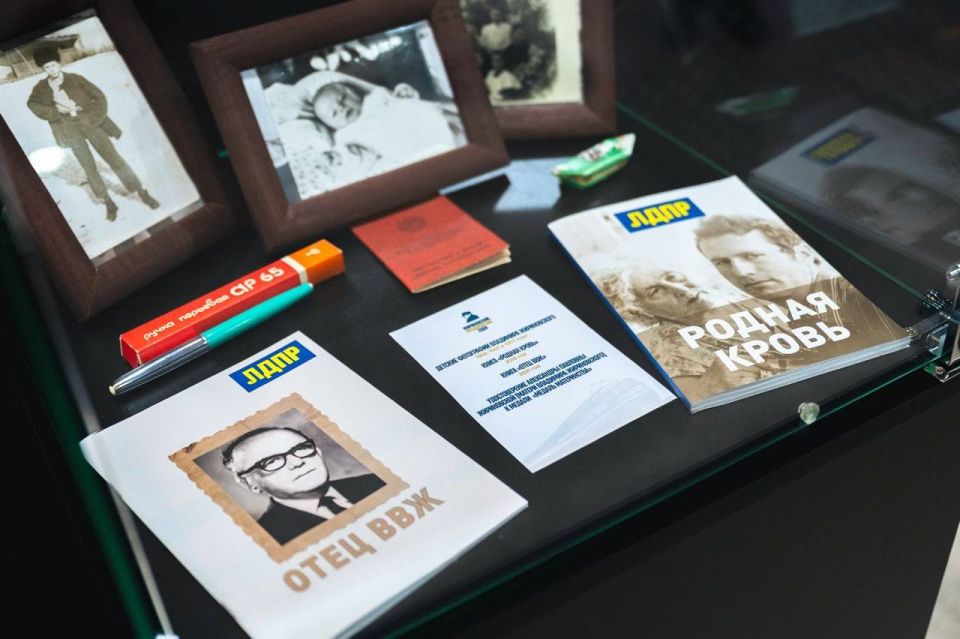 Внимание, поезд ЛДПР отправляется: в «Манеже» открылась выставка к 80-летию Владимира Жириновского Внимание, поезд ЛДПР отправляется: в «Манеже» открылась выставка к 80-летию Владимира Жириновского