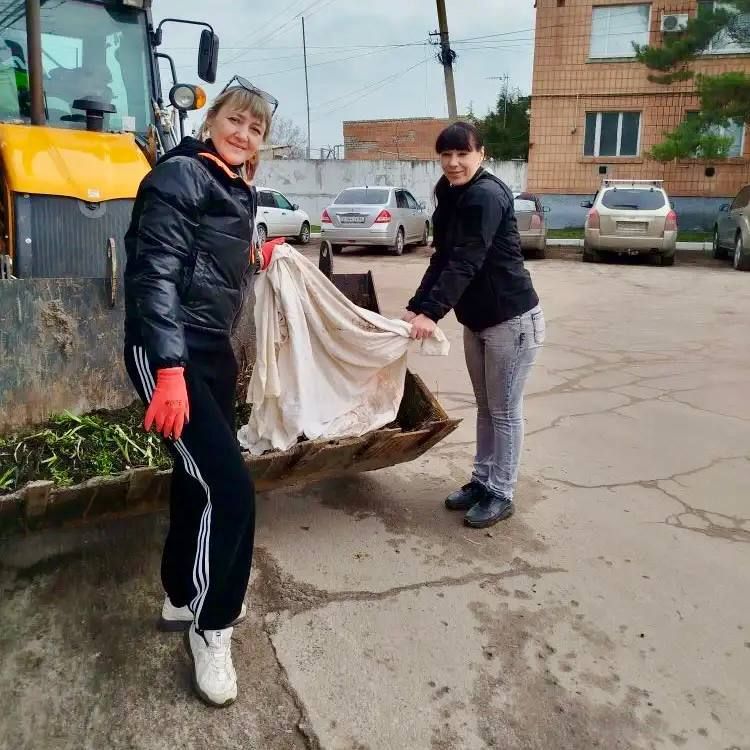 111Новоайдарские правоохранители облагородили здание ОМВД и территорию близ него 111Новоайдарские правоохранители облагородили здание ОМВД и территорию близ него