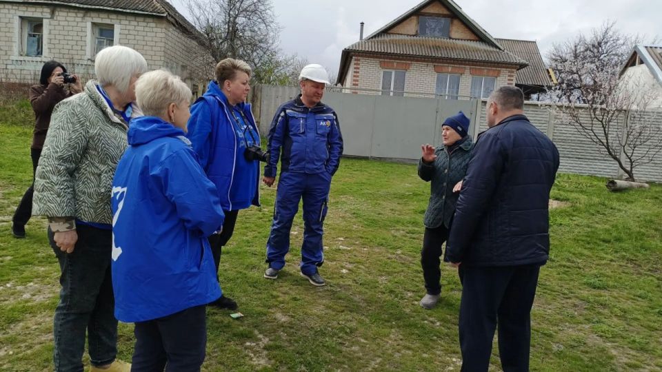 Активисты Славяносербского отделения «Единой России» познакомились с ходом работ по восстановлению электросетевого хозяйства в селе Веселая Гора, которые в рамках Народной программы ведет шефский регион Алтайский край Активисты Славяносербского отделения «Единой России» познакомились с ходом работ по восстановлению электросетевого хозяйства в селе Веселая Гора, которые в рамках Народной программы ведет шефский регион Алтайский край