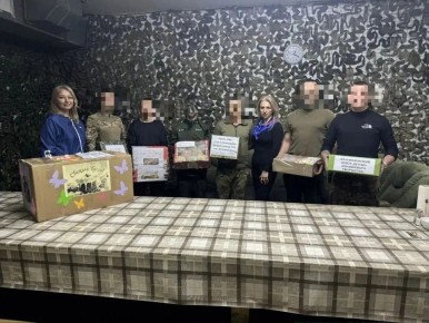 В преддверии одного из самых светлых и радостных праздников – Пасхи, активистки Женского движения "Единой России" Краснодона передали участникам СВО пасхальные куличи