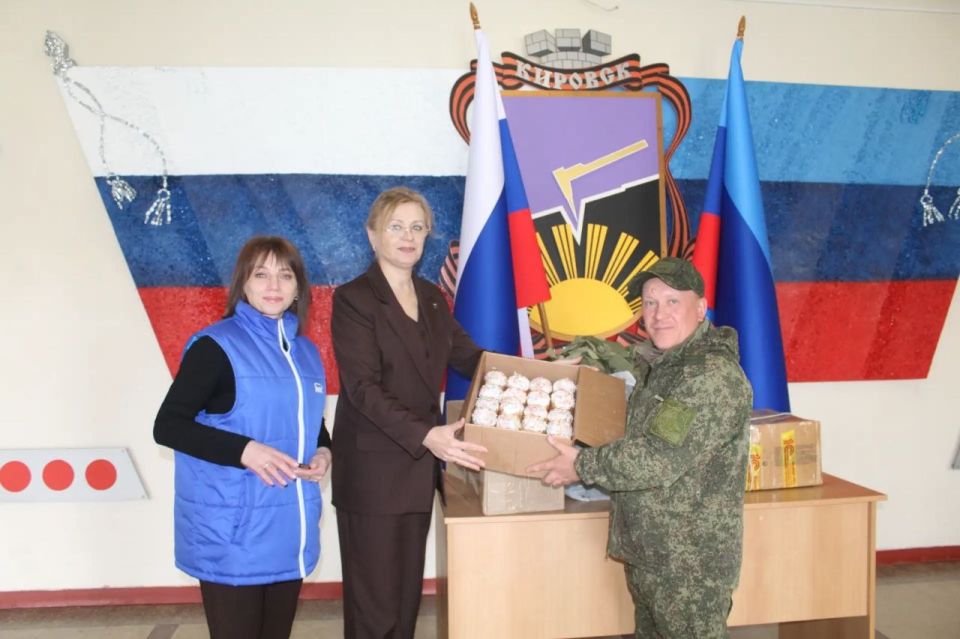 Единороссы передали куличи военнослужащим к Пасхе Единороссы передали куличи военнослужащим к Пасхе