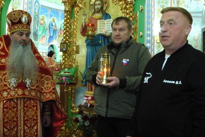 Чудо в пасхальную ночь. В храмах Луганской Народной Республики сегодня ночью свечи зажгли от Благодатного огня, который сошёл в храме Гроба Господня в Иерусалиме Чудо в пасхальную ночь. В храмах Луганской Народной Республики сегодня ночью свечи зажгли от Благодатного огня, который сошёл в храме Гроба Господня в Иерусалиме