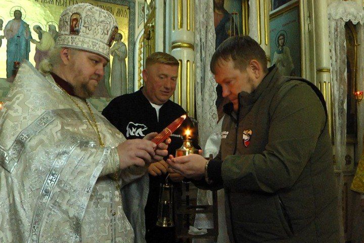 Чудо в пасхальную ночь. В храмах Луганской Народной Республики сегодня ночью свечи зажгли от Благодатного огня, который сошёл в храме Гроба Господня в Иерусалиме Чудо в пасхальную ночь. В храмах Луганской Народной Республики сегодня ночью свечи зажгли от Благодатного огня, который сошёл в храме Гроба Господня в Иерусалиме