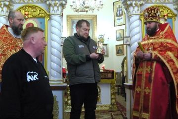 Чудо в пасхальную ночь. В храмах Луганской Народной Республики сегодня ночью свечи зажгли от Благодатного огня, который сошёл в храме Гроба Господня в Иерусалиме