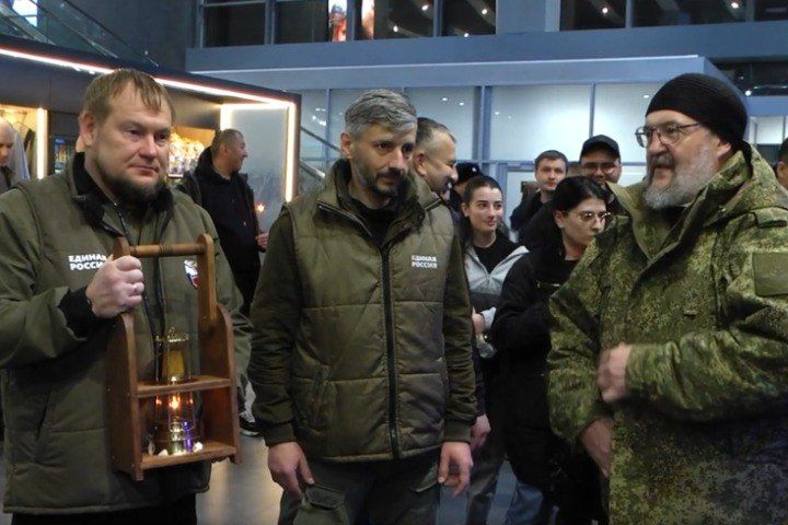 Чудо в пасхальную ночь. В храмах Луганской Народной Республики сегодня ночью свечи зажгли от Благодатного огня, который сошёл в храме Гроба Господня в Иерусалиме Чудо в пасхальную ночь. В храмах Луганской Народной Республики сегодня ночью свечи зажгли от Благодатного огня, который сошёл в храме Гроба Господня в Иерусалиме