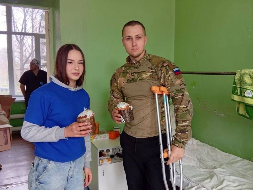 Светлый праздник Пасхи. В Луганске активисты Молодой Гвардии ЛГУ им. Даля и ЛГМУ им. Свт Светлый праздник Пасхи. В Луганске активисты Молодой Гвардии ЛГУ им. Даля и ЛГМУ им. Свт