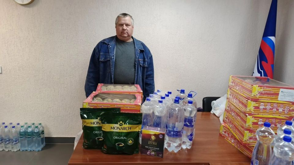 Единороссы Славяносербщины передали военнослужащим куличи и сладости Единороссы Славяносербщины передали военнослужащим куличи и сладости
