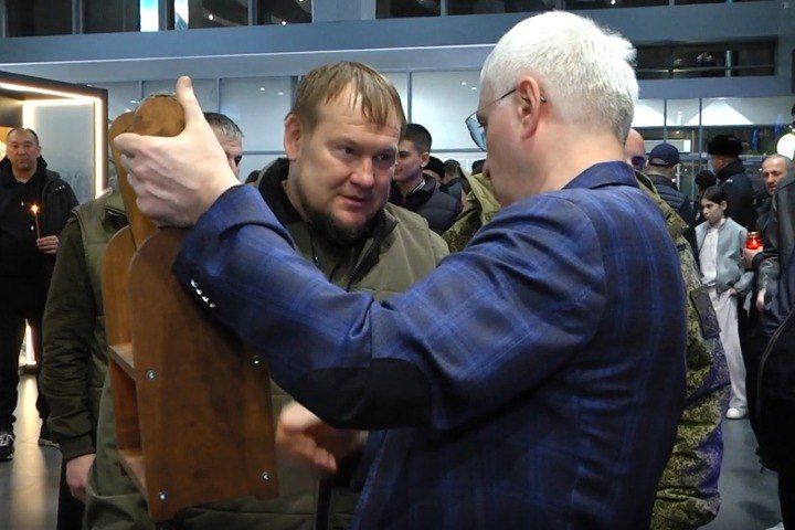 Чудо в пасхальную ночь. В храмах Луганской Народной Республики сегодня ночью свечи зажгли от Благодатного огня, который сошёл в храме Гроба Господня в Иерусалиме Чудо в пасхальную ночь. В храмах Луганской Народной Республики сегодня ночью свечи зажгли от Благодатного огня, который сошёл в храме Гроба Господня в Иерусалиме