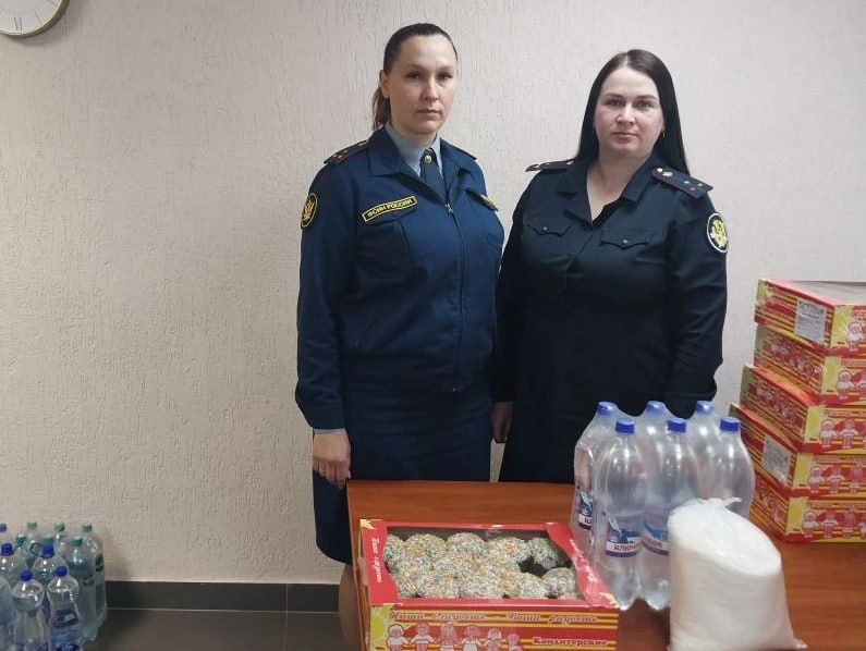 Единороссы Славяносербщины передали военнослужащим куличи и сладости Единороссы Славяносербщины передали военнослужащим куличи и сладости