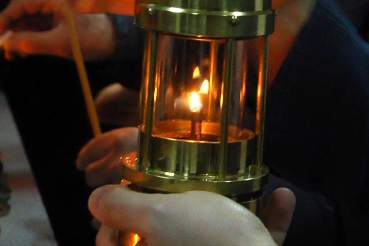 Чудо в пасхальную ночь. В храмах Луганской Народной Республики сегодня ночью свечи зажгли от Благодатного огня, который сошёл в храме Гроба Господня в Иерусалиме Чудо в пасхальную ночь. В храмах Луганской Народной Республики сегодня ночью свечи зажгли от Благодатного огня, который сошёл в храме Гроба Господня в Иерусалиме