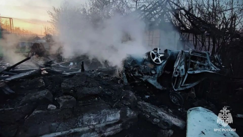 После ночной атаки БПЛА на Первомайск спасатели тушили пожары четыре часа После ночной атаки БПЛА на Первомайск спасатели тушили пожары четыре часа