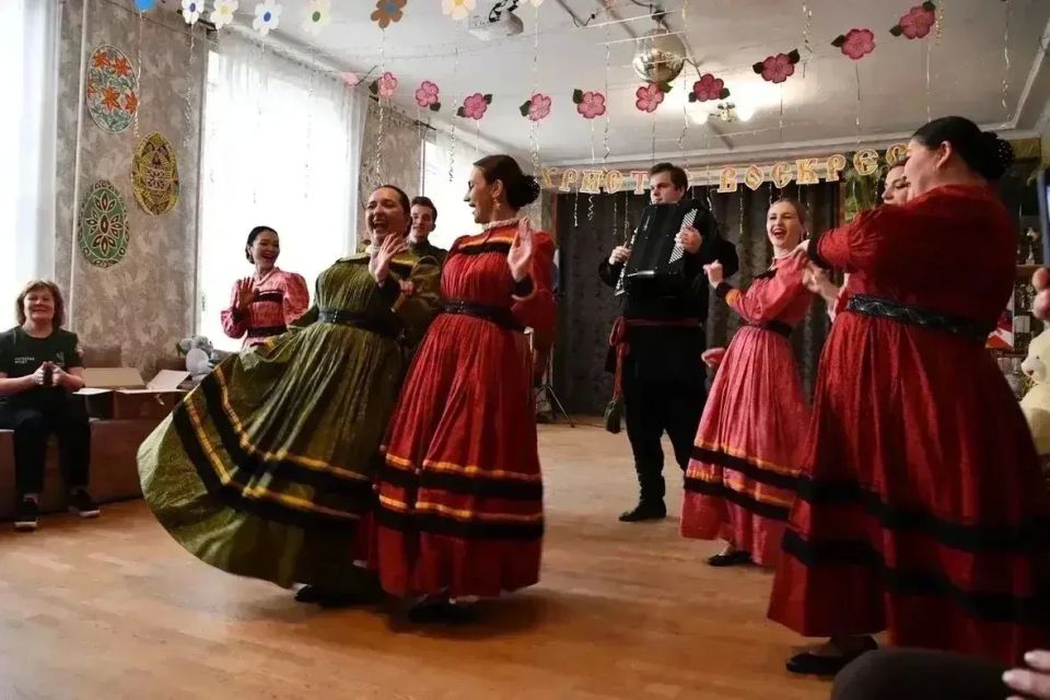 ПРАЗДНИК С ВОСПИТАННИКАМИ ДЕТСКОГО ДОМА В ГОРОДЕ ЛУТУГИНО ЛУГАНСКОЙ НАРОДНОЙ РЕСПУБЛИКИ ПРАЗДНИК С ВОСПИТАННИКАМИ ДЕТСКОГО ДОМА В ГОРОДЕ ЛУТУГИНО ЛУГАНСКОЙ НАРОДНОЙ РЕСПУБЛИКИ