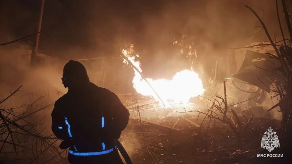 После ночной атаки БПЛА на Первомайск спасатели тушили пожары четыре часа После ночной атаки БПЛА на Первомайск спасатели тушили пожары четыре часа