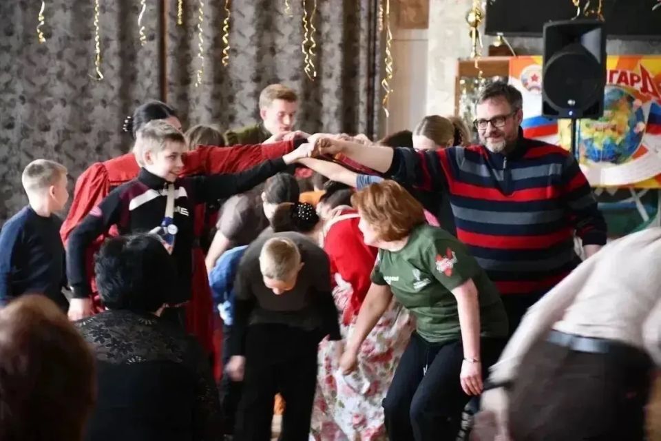ПРАЗДНИК С ВОСПИТАННИКАМИ ДЕТСКОГО ДОМА В ГОРОДЕ ЛУТУГИНО ЛУГАНСКОЙ НАРОДНОЙ РЕСПУБЛИКИ ПРАЗДНИК С ВОСПИТАННИКАМИ ДЕТСКОГО ДОМА В ГОРОДЕ ЛУТУГИНО ЛУГАНСКОЙ НАРОДНОЙ РЕСПУБЛИКИ