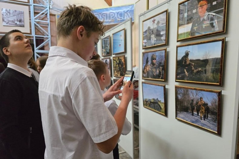 В стенах Свердловского краеведческого музея была открыта фотовыставка «Герои Отечества. На страже всегда» В стенах Свердловского краеведческого музея была открыта фотовыставка «Герои Отечества. На страже всегда»