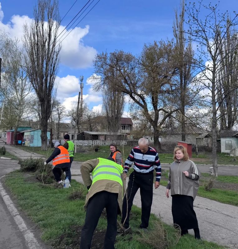 Сегодня, в преддверии Дня Победы, Председатель Совета городского округа город Первомайск Светлана Пшеничникова вместе с депутатами фракции «Единая Россия» присоединилась к международной патриотической акции «Сад памяти» Сегодня, в преддверии Дня Победы, Председатель Совета городского округа город Первомайск Светлана Пшеничникова вместе с депутатами фракции «Единая Россия» присоединилась к международной патриотической акции «Сад памяти»