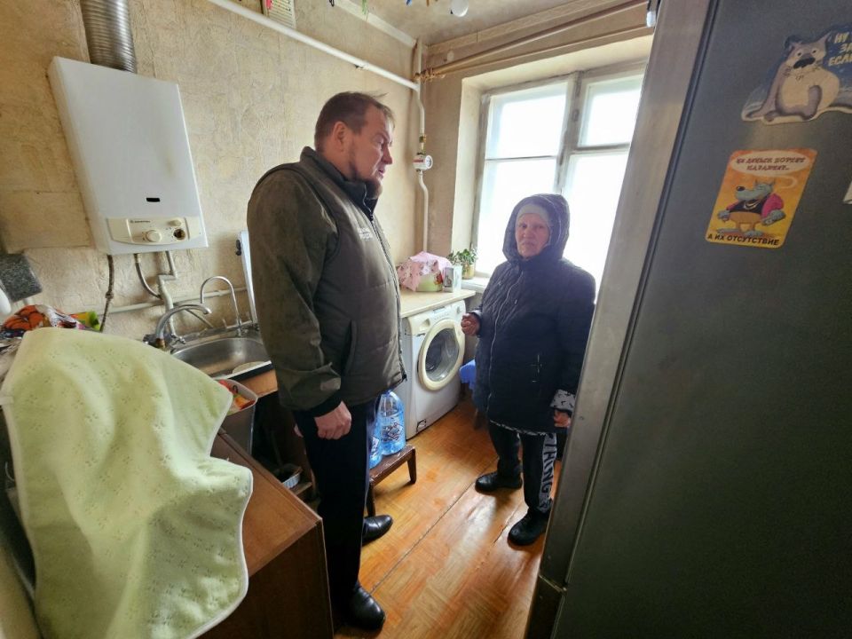 Денис Колесников: Как и было запланировано на первой встрече с инициативными группами жильцов домов, пострадавших 8 апреля в ходе атак украинских БПЛА, сегодня по поручению председателя НС ЛНР Мирошниченко Д.Н. и депутата... Денис Колесников: Как и было запланировано на первой встрече с инициативными группами жильцов домов, пострадавших 8 апреля в ходе атак украинских БПЛА, сегодня по поручению председателя НС ЛНР Мирошниченко Д.Н. и депутата...