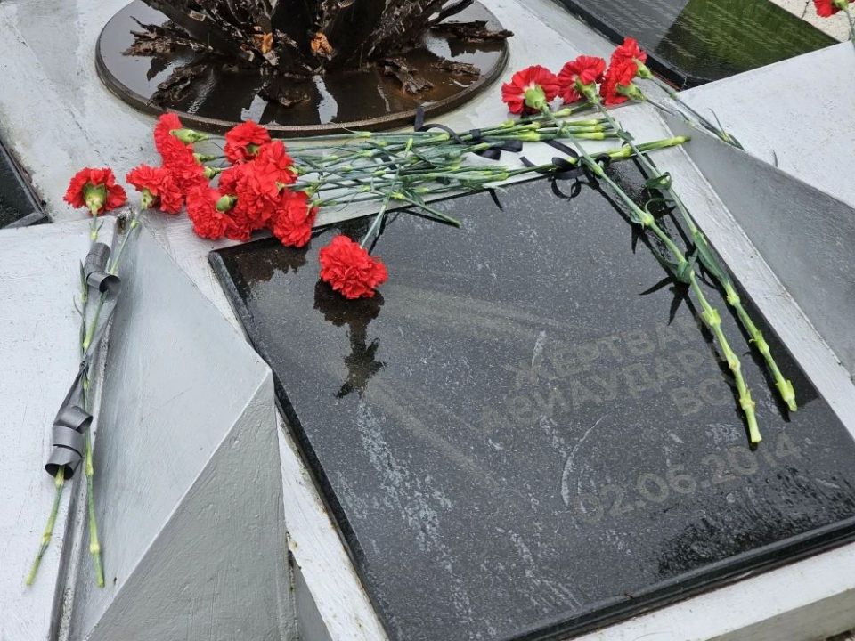 Сегодня в ЛНР чтят память жертв украинской агрессии Сегодня в ЛНР чтят память жертв украинской агрессии