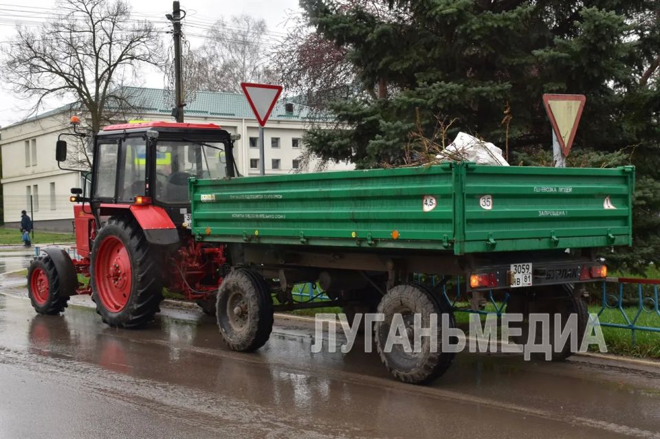 Коммунальная служба Белокуракино продолжает благоустраивать территорию округа Коммунальная служба Белокуракино продолжает благоустраивать территорию округа