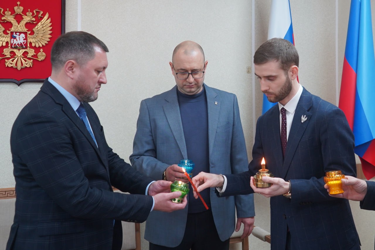 С первым заместителем Главы Администрации Романом Беловолом, Председателем Совета Свердловского муниципального округа Борисом Семиошко встретились с представителем Международного центра «Святые Лавры Руси Православной»... С первым заместителем Главы Администрации Романом Беловолом, Председателем Совета Свердловского муниципального округа Борисом Семиошко встретились с представителем Международного центра «Святые Лавры Руси Православной»...