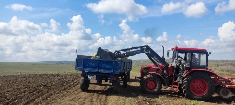 В поселке Новоалександровка продолжаются работы по благоустройству территории В поселке Новоалександровка продолжаются работы по благоустройству территории
