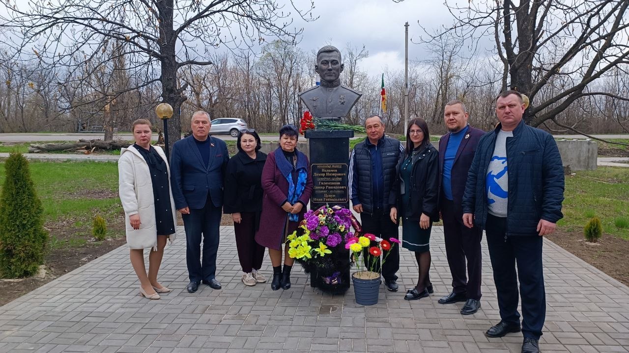 «Историческая память»: Юрий Юров передал два стенда Героев России в Первомайский музей «Историческая память»: Юрий Юров передал два стенда Героев России в Первомайский музей