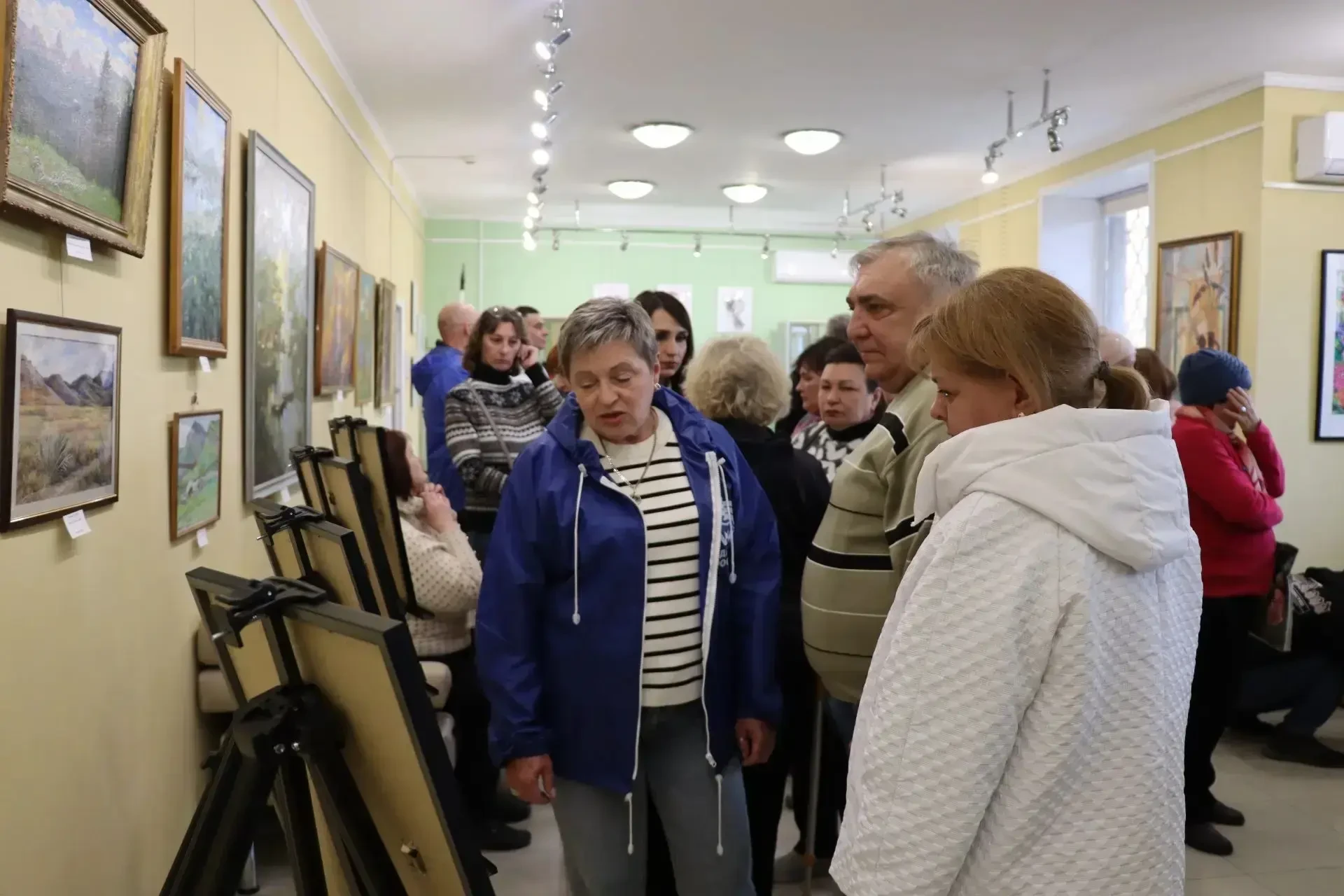 В Северодонецкой галерее искусств открылась выставка графических портретов «СВОИ ГЕРОИ» В Северодонецкой галерее искусств открылась выставка графических портретов «СВОИ ГЕРОИ»