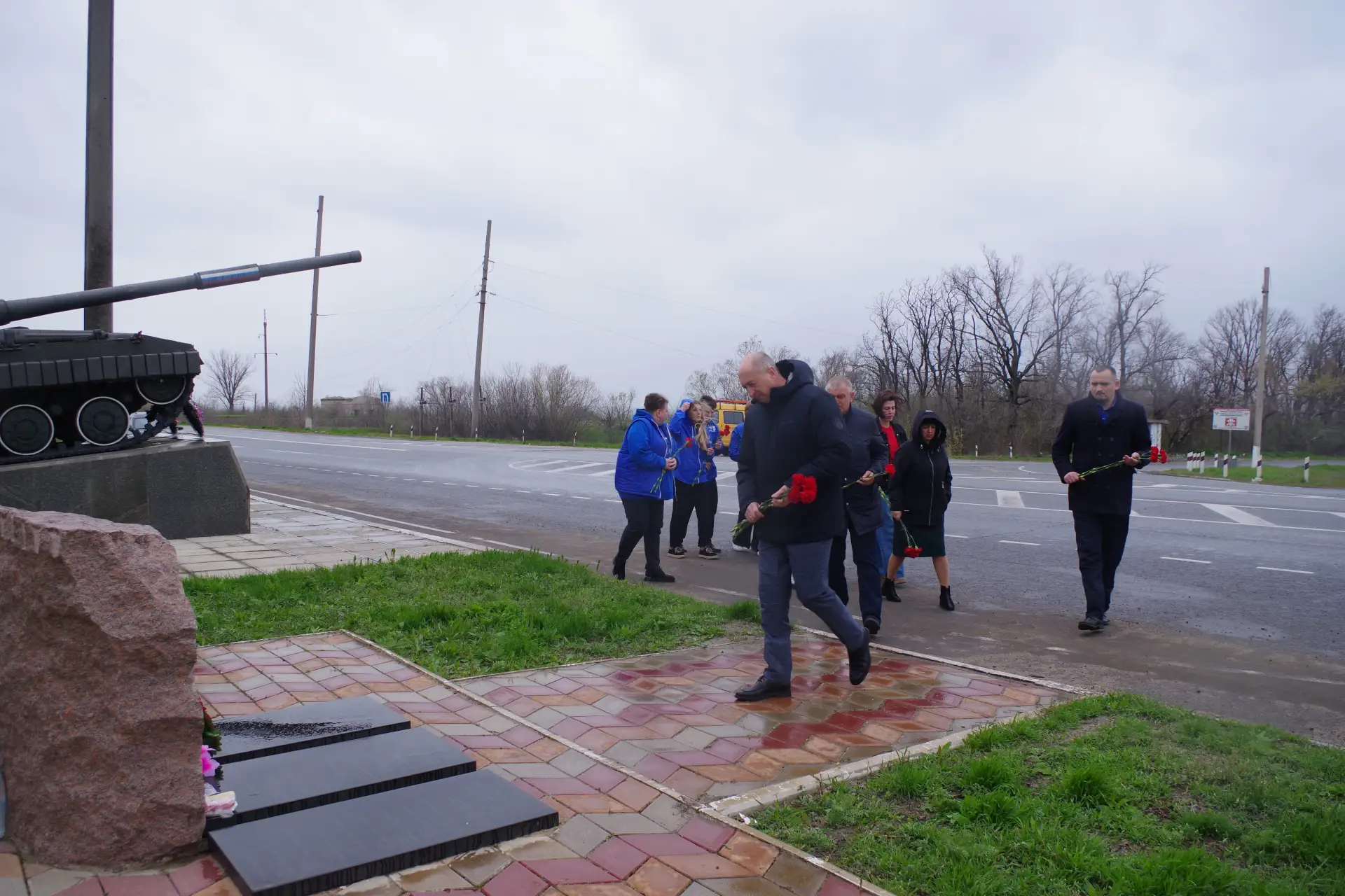В Славяносербске почтили память жертв украинской агрессии В Славяносербске почтили память жертв украинской агрессии