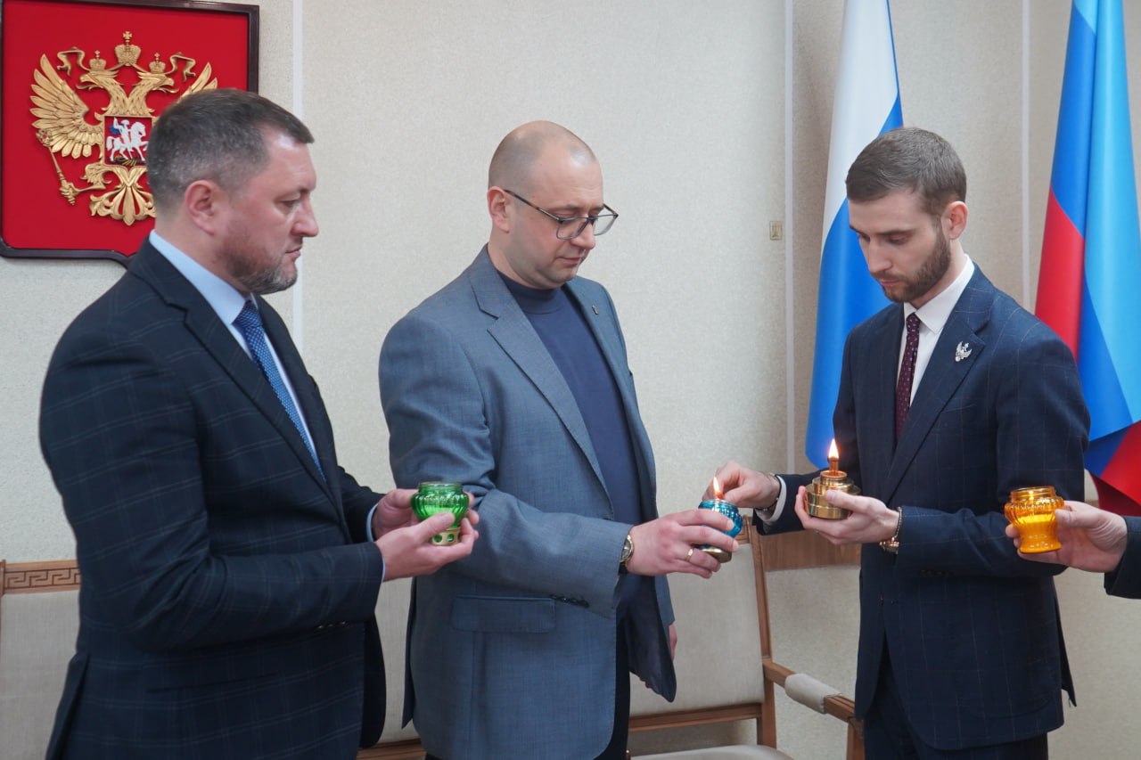 С первым заместителем Главы Администрации Романом Беловолом, Председателем Совета Свердловского муниципального округа Борисом Семиошко встретились с представителем Международного центра «Святые Лавры Руси Православной»... С первым заместителем Главы Администрации Романом Беловолом, Председателем Совета Свердловского муниципального округа Борисом Семиошко встретились с представителем Международного центра «Святые Лавры Руси Православной»...