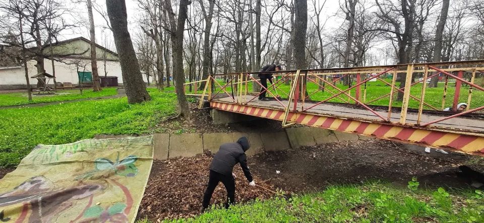 Сегодня, волонтерские отряды общеобразовательных учреждений города Ровеньки приняли участие в благоустройстве парка им.Героев Сегодня, волонтерские отряды общеобразовательных учреждений города Ровеньки приняли участие в благоустройстве парка им.Героев
