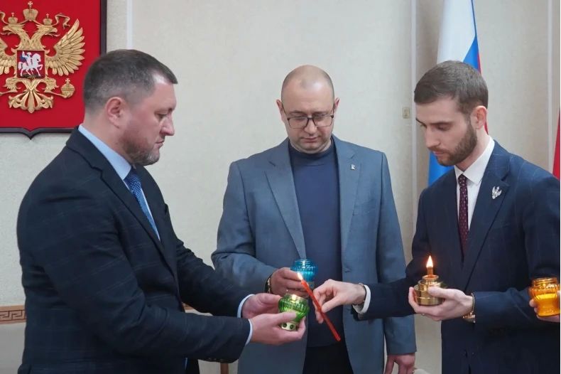 Общественник Иван Грива передал руководителям власти Свердловского муниципалитета «Благодатный огонь» Общественник Иван Грива передал руководителям власти Свердловского муниципалитета «Благодатный огонь»
