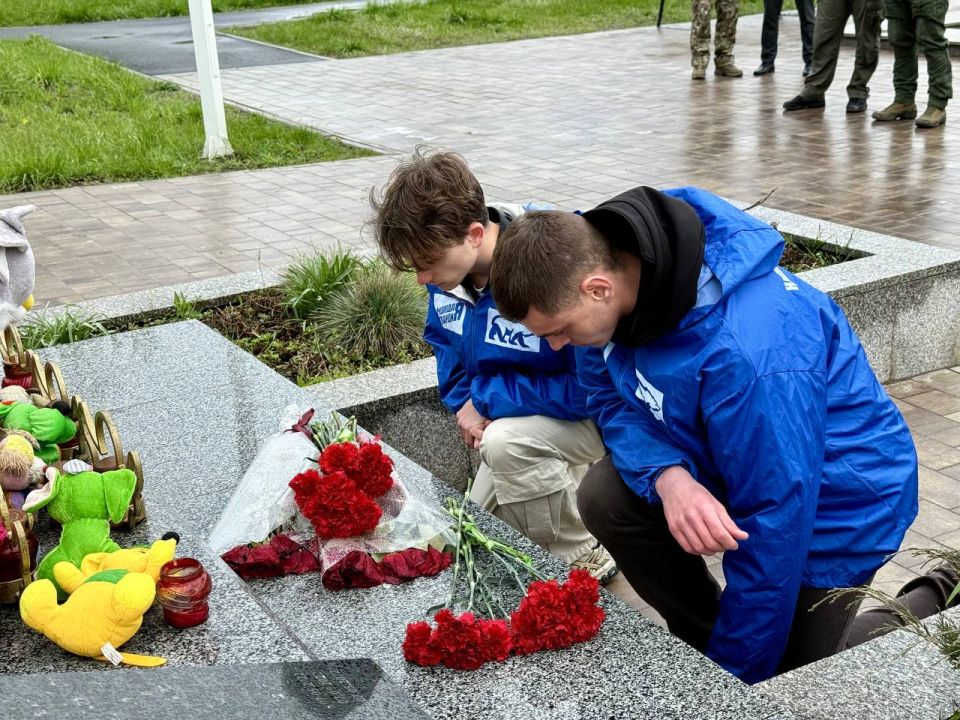 Молодогвардейцы почтили память погибших детей в День жертв украинской агрессии Молодогвардейцы почтили память погибших детей в День жертв украинской агрессии