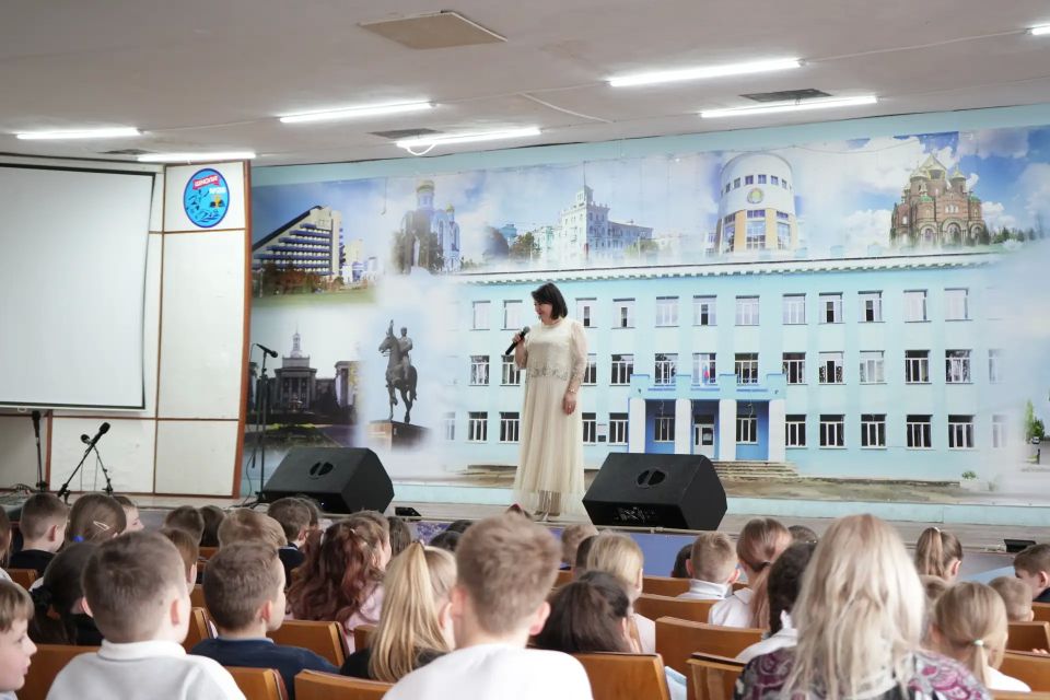 «Вместе весело поём»: артисты филармонии подарили праздник ученикам 26-й школы «Вместе весело поём»: артисты филармонии подарили праздник ученикам 26-й школы