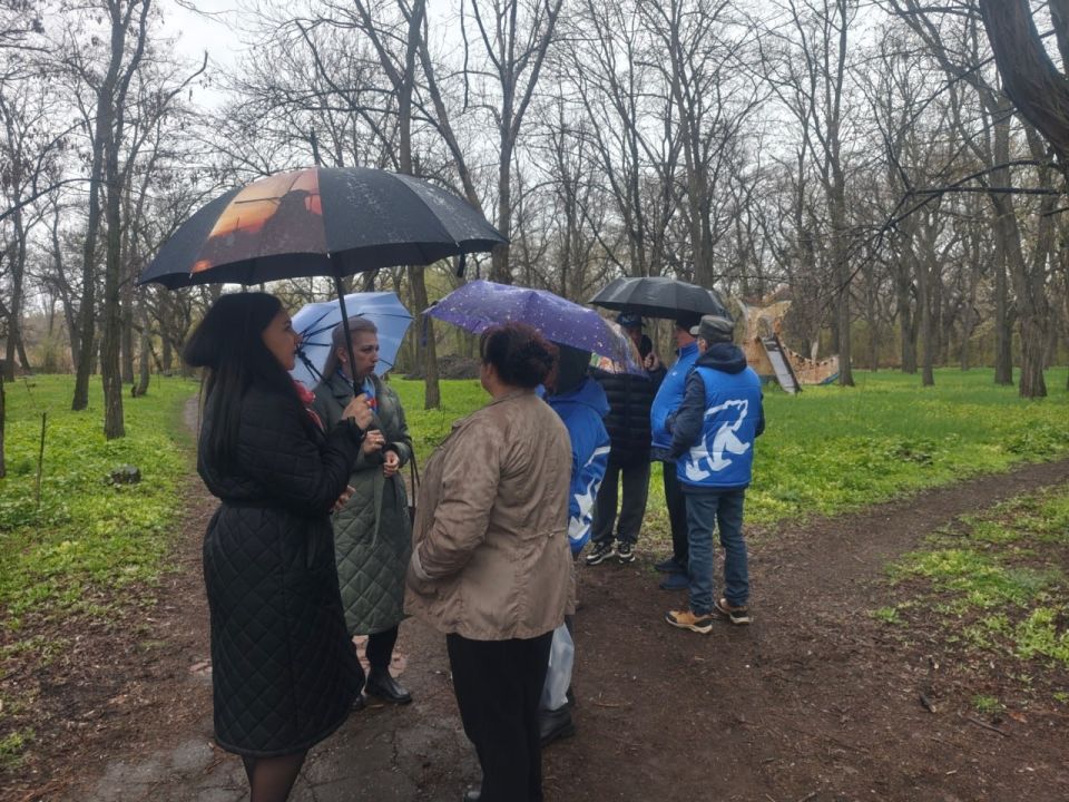 В поселке Краснодон по Народной программе «Единой России» обновляют парк культуры и отдыха В поселке Краснодон по Народной программе «Единой России» обновляют парк культуры и отдыха