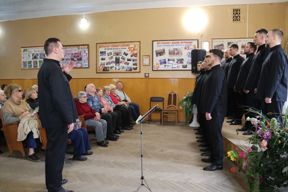 Сибирский мужской хор выступил в Луганске: «Для нас огромная честь петь для жителей Луганщины» Сибирский мужской хор выступил в Луганске: «Для нас огромная честь петь для жителей Луганщины»