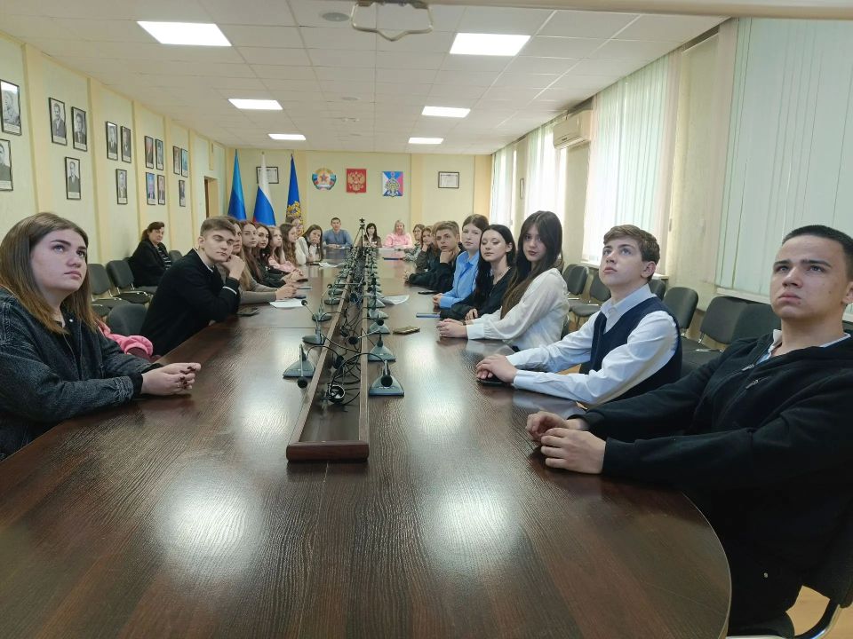 Сегодня в Ровеньках состоялась встреча с волонтёрами, посвящённая подготовке к Всероссийскому голосованию за объекты, которые будут благоустроены в 2027 году Сегодня в Ровеньках состоялась встреча с волонтёрами, посвящённая подготовке к Всероссийскому голосованию за объекты, которые будут благоустроены в 2027 году